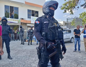 Apresan a 11 polic&iacute;as vinculados a muerte de cinco hombres en Santiago