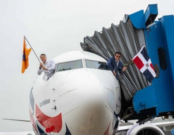 Collado inaugura vuelo de Arajet a Nueva Jersey, el primero de una aerol&iacute;nea dominicana en 30 a&ntilde;os