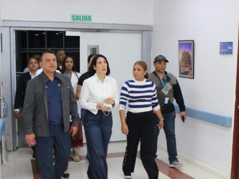 Raquel Arbaje visita a los pacientes ingresados en el Ney Arias Lora tras la tragedia en el Jet Set