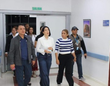 Raquel Arbaje visita a los pacientes ingresados en el Ney Arias Lora tras la tragedia en el Jet Set