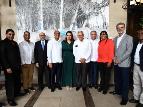 Ministro de Obras P&uacute;blicas se re&uacute;ne con el senador Adriano Espaillat y comitiva