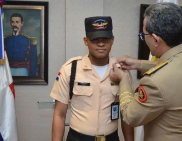 Ascienden a militar que devolvi&oacute; 517 mil pesos que encontr&oacute; en el Metro