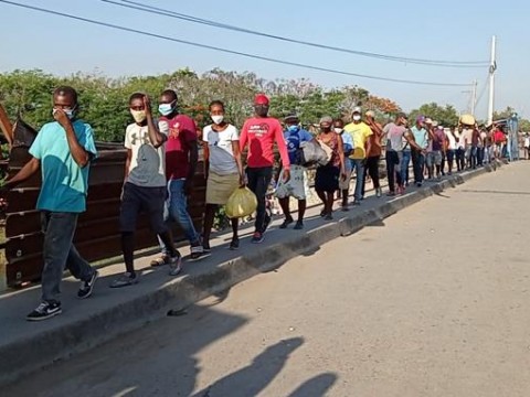 As&iacute; entraron este viernes los haitianos al mercado binacional de Dajab&oacute;n