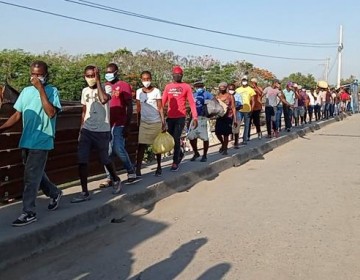 As&iacute; entraron este viernes los haitianos al mercado binacional de Dajab&oacute;n
