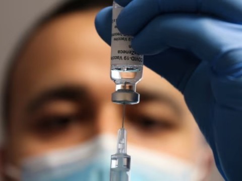 AstraZeneca aclara retiro de su vacuna contra el Covid fue por excedente en el mundo