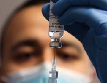 AstraZeneca aclara retiro de su vacuna contra el Covid fue por excedente en el mundo