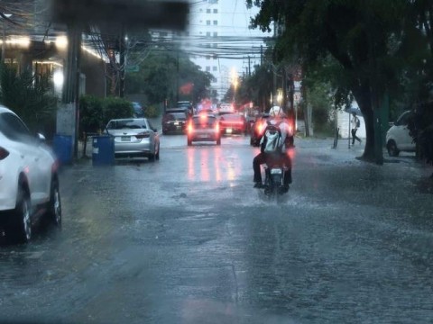 COE aumenta a cinco las provincias en alerta amarilla por vaguada y onda tropical