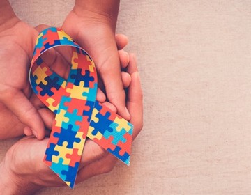 Autoridades de Santiago celebran aprobaci&oacute;n de ley para personas con autismo