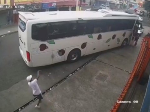 Apedrean autob&uacute;s de la ruta de Barahona tras impactar motorista