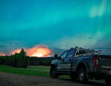 Miles de evacuados por voraces incendios forestales en el oeste de Canad&aacute;
