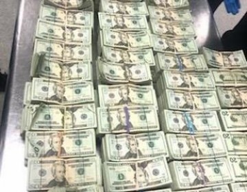Autoridades estadounidenses confiscan medio mill&oacute;n de d&oacute;lares que ven&iacute;an en una silla al pa&iacute;s