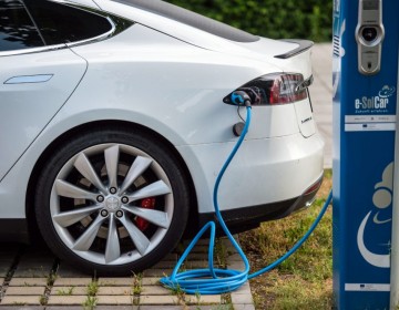 Apple retrasa el lanzamiento de su veh&iacute;culo el&eacute;ctrico a 2026, seg&uacute;n medios
