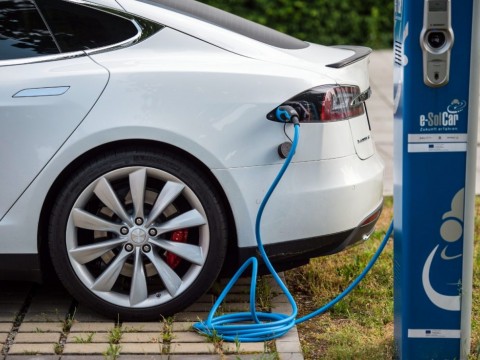 Apple retrasa el lanzamiento de su veh&iacute;culo el&eacute;ctrico a 2026, seg&uacute;n medios