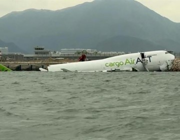 Un avi&oacute;n de carga se sale de pista en Hong Kong y mata a dos personas