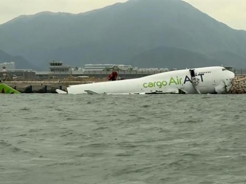 Un avi&oacute;n de carga se sale de pista en Hong Kong y mata a dos personas