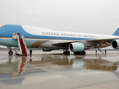 Avi&oacute;n de Trump sufre "problema el&eacute;ctrico menor" y ser&aacute; reemplazado para viajar a Davos
