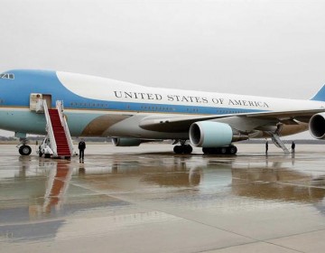 Avi&oacute;n de Trump sufre "problema el&eacute;ctrico menor" y ser&aacute; reemplazado para viajar a Davos