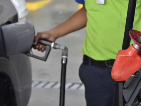El gobierno bajar&aacute; precios de las gasolinas