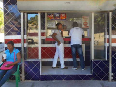 Pocos jugadores en el primer d&iacute;a de apertura de las bancas de loter&iacute;as