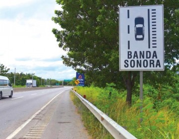 Bandas sonoras alertan a conductores para prevenir accidentes en Santiago