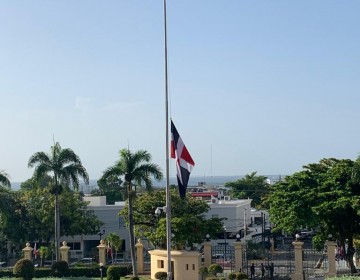 Bandera del Palacio ondea a media asta por duelo nacional tras tragedia en San Crist&oacute;bal