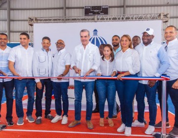 Presidente Abinader entrega la reconstrucci&oacute;n de dos polideportivos, club deportivo y cancha de baloncesto a comunidades de La Romana y La Altagracia