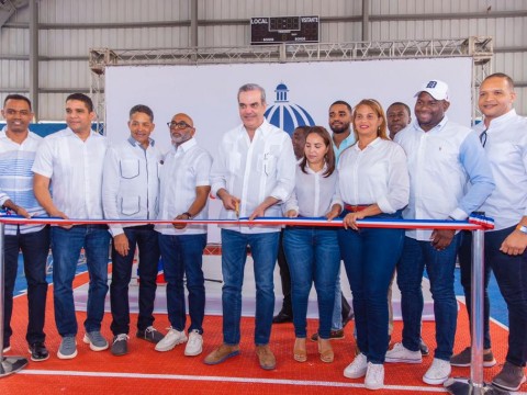 Presidente Abinader entrega la reconstrucci&oacute;n de dos polideportivos, club deportivo y cancha de baloncesto a comunidades de La Romana y La Altagracia