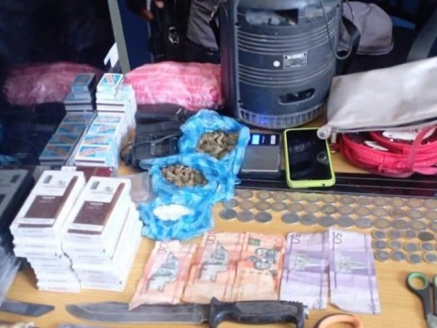 Polic&iacute;a apresa a tres hombres en Barahona por presunta posesi&oacute;n de drogas