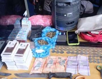 Polic&iacute;a apresa a tres hombres en Barahona por presunta posesi&oacute;n de drogas