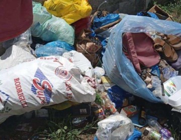 Aceras con basura, maleza y parqueos que complican el paso peatonal en Santo Domingo Oeste
