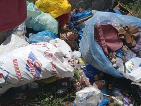 Aceras con basura, maleza y parqueos que complican el paso peatonal en Santo Domingo Oeste