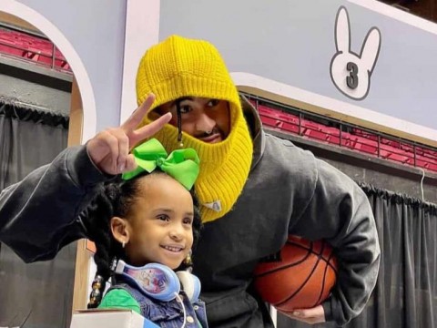 Bad Bunny reparte 25.000 regalos a ni&ntilde;os de escasos recursos en Puerto Rico