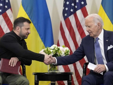 Biden se disculpa con Zelenskyy por una demora en el env&iacute;o de armas que permiti&oacute; avances de Rusia