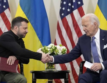 Biden se disculpa con Zelenskyy por una demora en el env&iacute;o de armas que permiti&oacute; avances de Rusia
