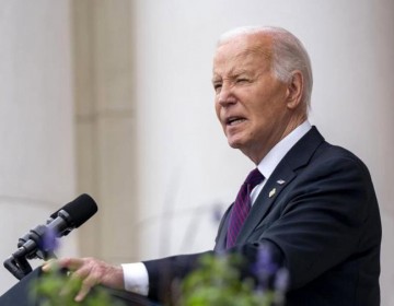 "Me niego a creer que la grandeza de Estados Unidos pertenece al pasado", dice Biden en Francia