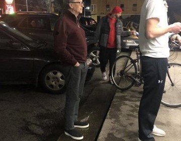 Bill Gates fotografiado haciendo cola para una hamburguesa en Dick&rsquo;s Drive-In en Seattle