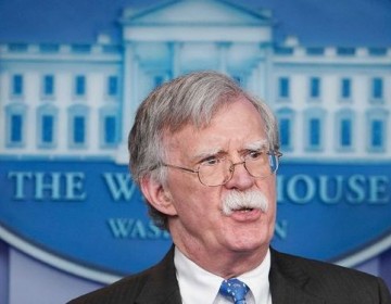Bolton se &ldquo;pas&oacute; de la raya&rdquo; segun Trump
