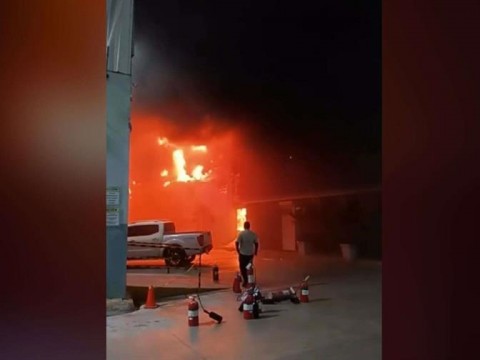 Bomberos del DN apoyan labores de extinci&oacute;n del incendio que afecta f&aacute;brica de pl&aacute;sticos en Haina