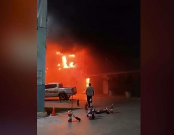 Bomberos del DN apoyan labores de extinci&oacute;n del incendio que afecta f&aacute;brica de pl&aacute;sticos en Haina
