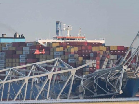Un helic&oacute;ptero y barcas de la guardia costera buscan a los desaparecidos en Baltimore