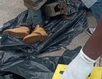 Encuentran cad&aacute;ver de hombre atado a dos blocks en el r&iacute;o Ozama