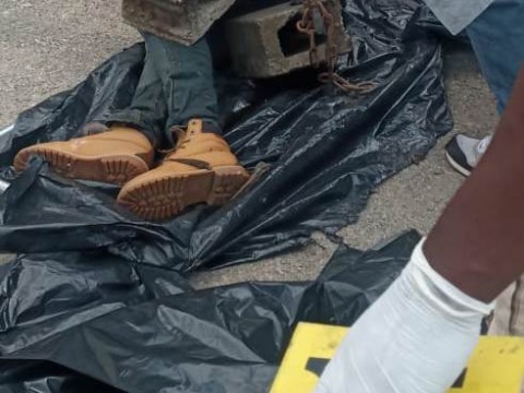 Encuentran cad&aacute;ver de hombre atado a dos blocks en el r&iacute;o Ozama