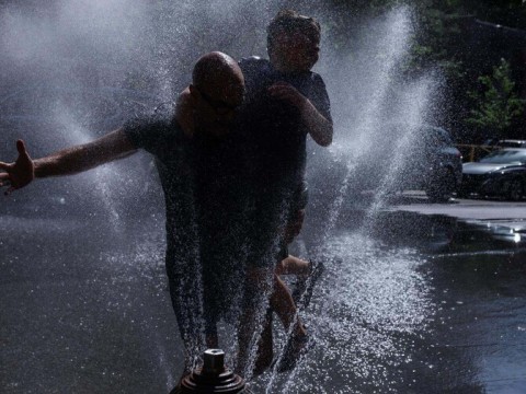 Nueva York activa centros de enfriamiento ante una nueva ola de calor extremo