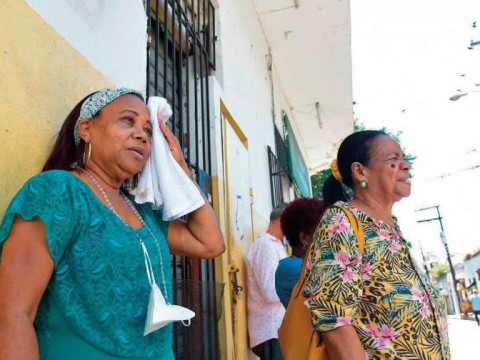  El polvo del Sahara mantiene temperaturas calurosas y se esperan lluvias este martes