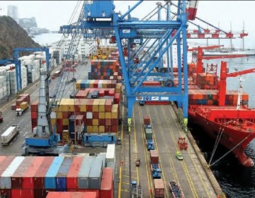 Cambio clim&aacute;tico y guerras amenazan comercio mundial, advierte responsable de ONU