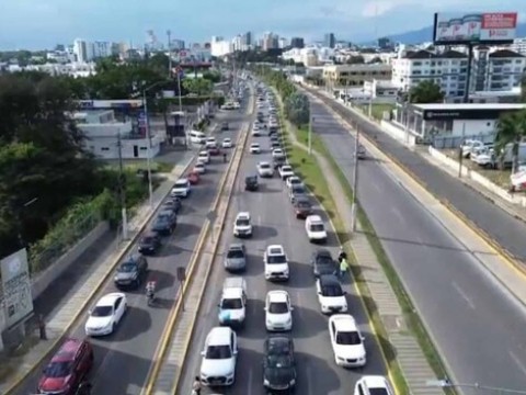 Anuncian cambio vial en la marginal sur de la avenida Monumental en Santiago