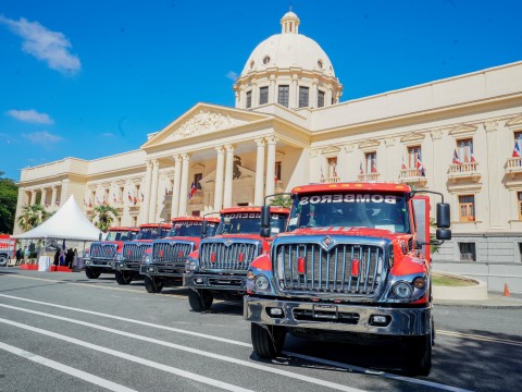 Presidencia entrega once modernos camiones a distintos cuerpos de bomberos del pa&iacute;s