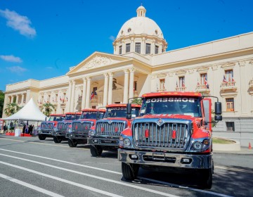 Presidencia entrega once modernos camiones a distintos cuerpos de bomberos del pa&iacute;s