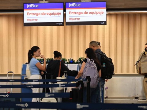 La odisea de pasajeros en el AILA para lograr vuelos tras cancelaciones por captura de Maduro
