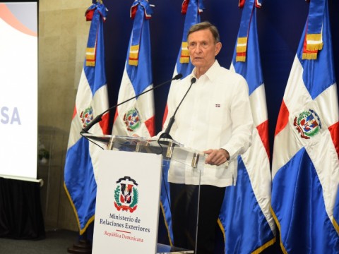 Canciller Roberto &Aacute;lvarez califica de &ldquo;insensato&rdquo; llamado a detener repatriaciones a haitianos